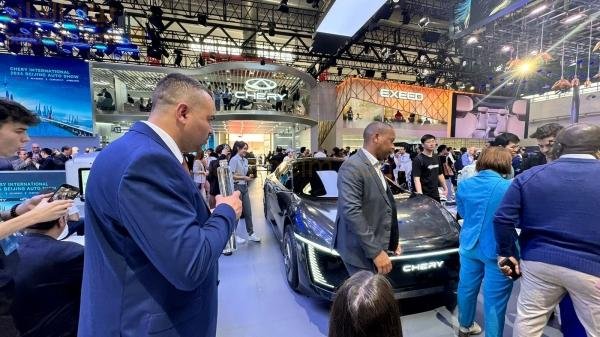 فريق عماني يكتشف ابتكارات شيري في مجال السيارات في الصين