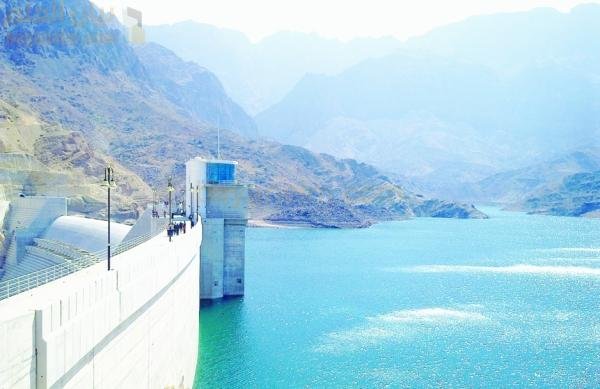 عُمان قد تستفيد من مزرعة شمسية عائمة في سد وادي ضيقة لتوليد الهيدروجين: دراسة