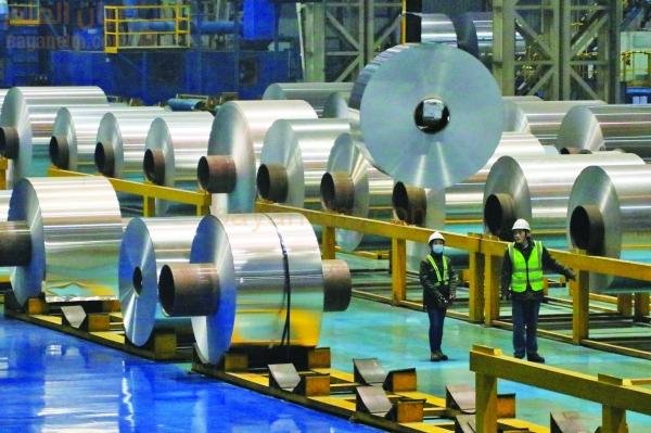 تراجع إنتاج المصانع في الصين يخفف الآمال في انتعاش اقتصادي سريع