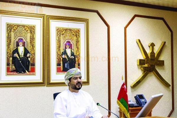 اجتماع عماني بريطاني افتراضي يركز على التعاون التجاري والاستثماري