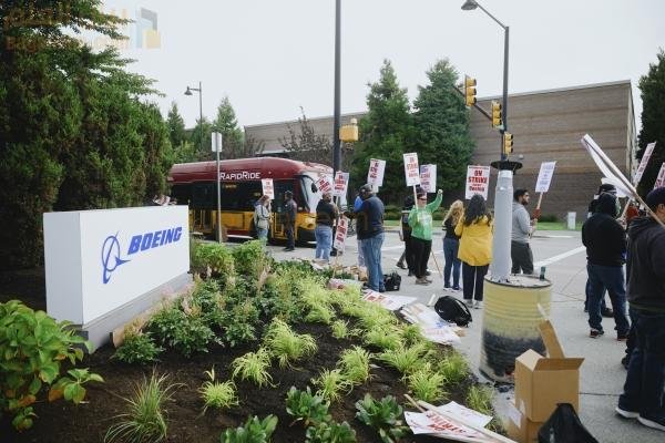 إضراب بوينج يوقف إنتاج الطائرات في مصانع رئيسية