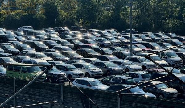 انخفاض مبيعات السيارات في الاتحاد الأوروبي إلى أدنى مستوى في 3 سنوات انخفاض مبيعات السيارات الكهربائية بنسبة 44٪