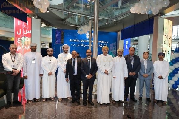 العالمية للصرافة تفتتح صالة جديدة مفتوحة للكشك في مطار مسقط