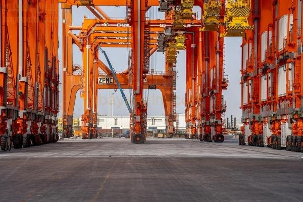 وصول الرافعات الهجينة الجديدة إلى ميناء صلالة