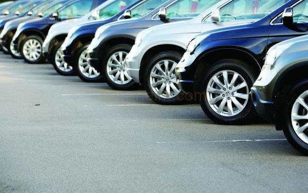 رئيس الاتحاد الأوروبي للمناخ متمسك بالمواعيد النهائية لثاني أكسيد الكربون للسيارات