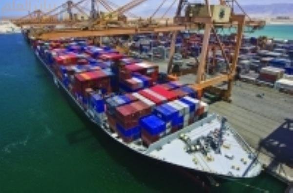 وتشهد عمان نموا كبيرا في الاستثمار الأجنبي المباشر والصادرات الصناعية