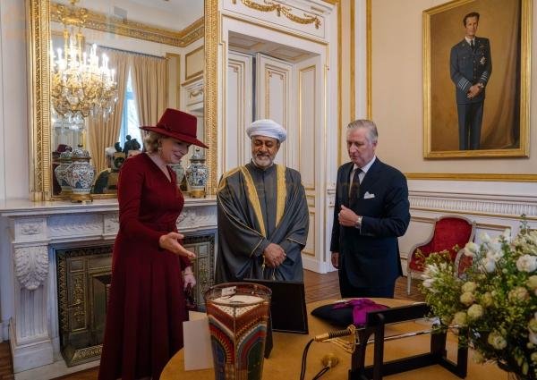 جلالة ملك البلجيكيين يتبادلون الطلبات والتذكارات