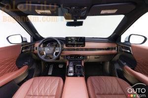 2025_Outlander_new_interior_from_rear-SM_002fr.jpg