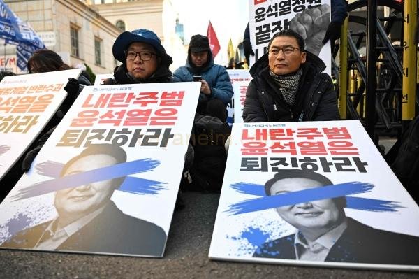 وتؤدي الاضطرابات السياسية إلى تفاقم المشاكل الاقتصادية في كوريا الجنوبية