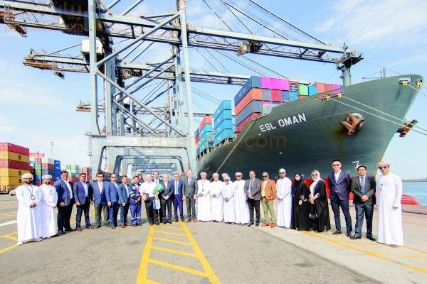 سفينة حاويات تحمل اسم عمان تقوم بأول اتصال لها