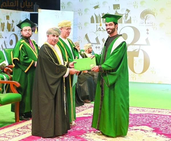 جامعة ظفار تخرج 764 طالباً وطالبة