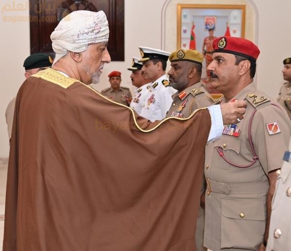 جلالته يمنح الأوسمة لبعض الضباط المتميزين في الخدمة