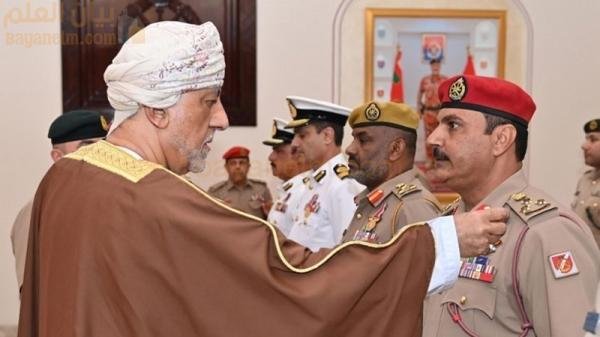 جلالته يمنح الأوسمة لأفراد القوات المسلحة السودانية والقوات البحرية الملكية