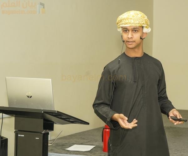 مراهق عماني متخصص في التكنولوجيا يقدم جلسة حول السلامة الإلكترونية في ISWK
