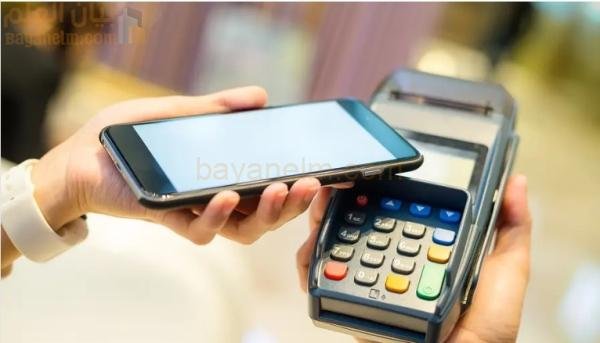 أجهزة الصراف الآلي تتنافس مع الدفع عبر الهاتف المحمول في عمان
