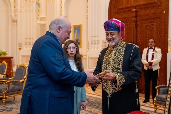 جلالة الرئيس البيلاروسي يتبادلان الهدايا التذكارية