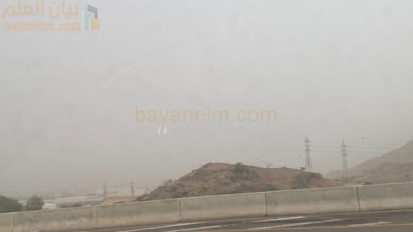 قيادة آمنة حيث تسود الظروف المتربة في عمان