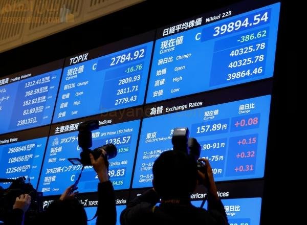 تنخفض الأسهم العالمية حيث تختبر العائدات المرتفعة التقييمات النبيلة