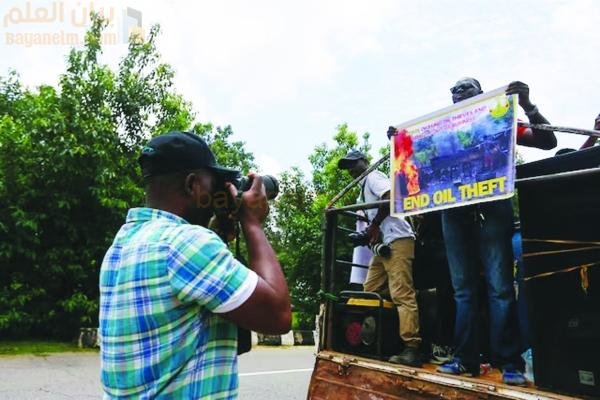 نيجيريا تكثف حملتها ضد سرقة النفط حيث تستهدف إنتاج 3 ملايين برميل يوميا