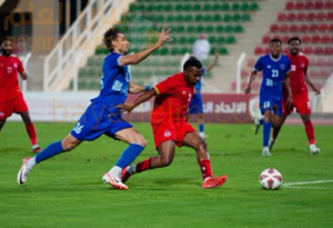 حقق نادي صحم فوزًا ثمينًا على ضيفه ظفار بنتيجة 3-1 ضمن منافسات الجولة السادسة من دوري جندال العُماني الممتاز لموسم 2025/2026، ليصعد الفريق إلى المركز الخامس في جدول الترتيب برصيد 10 نقاط. سجل أهداف صحم كلٌّ من علي الهاشمي وآبكور روموكيل أبوي ونوح العريمي، فيما أحرز هدف ظفار الوحيد اللاعب معتز صالح من ركلة جزاء. جاءت المباراة قوية ومتكافئة في شوطها الأول الذي انتهى بالتعادل، قبل أن يتمكن صحم من فرض سيطرته في الشوط الثاني ويترجم تفوقه بثلاثية منسقة أنهت اللقاء لصالحه. وقدّم الفريق أداءً منظمًا في الدفاع والوسط، وظهر بانسجام واضح بين خطوطه، ما ساعده على حسم النتيجة أمام خصم يملك خبرة كبيرة مثل ظفار. بهذا الفوز، رفع صحم رصيده إلى 10 نقاط في المركز الخامس متساويًا مع النصر وعُمان في عدد النقاط، بينما تجمد رصيد ظفار عند 5 نقاط في المركز الحادي عشر. وفي بقية المراكز يتصدر النهضة جدول الترتيب برصيد 13 نقطة متفوقًا بفارق الأهداف على السيب صاحب المركز الثاني، يليهما صحار ثالثًا بـ 10 نقاط ثم النصر رابعًا، في حين تراجع عبري والرستاق إلى ذيل الترتيب بنقطة واحدة فقط لكل منهما. ويُعد فوز صحم على ظفار من أبرز مفاجآت الجولة السادسة، إذ عزز آمال الفريق في المنافسة على المراكز المتقدمة، بينما زادت الضغوط على الجهاز الفني لظفار الذي يسعى لاستعادة توازنه في الجولات القادمة.