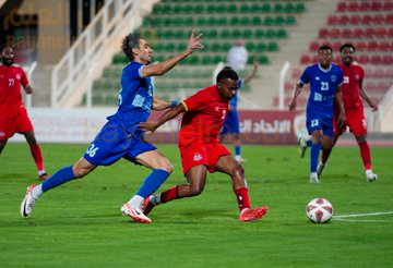 حقق نادي صحم فوزًا ثمينًا على ضيفه ظفار بنتيجة 3-1 ضمن منافسات الجولة السادسة من دوري جندال العُماني الممتاز لموسم 2025/2026، ليصعد الفريق إلى المركز الخامس في جدول الترتيب برصيد 10 نقاط. سجل أهداف صحم كلٌّ من علي الهاشمي وآبكور روموكيل أبوي ونوح العريمي، فيما أحرز هدف ظفار الوحيد اللاعب معتز صالح من ركلة جزاء. جاءت المباراة قوية ومتكافئة في شوطها الأول الذي انتهى بالتعادل، قبل أن يتمكن صحم من فرض سيطرته في الشوط الثاني ويترجم تفوقه بثلاثية منسقة أنهت اللقاء لصالحه. وقدّم الفريق أداءً منظمًا في الدفاع والوسط، وظهر بانسجام واضح بين خطوطه، ما ساعده على حسم النتيجة أمام خصم يملك خبرة كبيرة مثل ظفار. بهذا الفوز، رفع صحم رصيده إلى 10 نقاط في المركز الخامس متساويًا مع النصر وعُمان في عدد النقاط، بينما تجمد رصيد ظفار عند 5 نقاط في المركز الحادي عشر. وفي بقية المراكز يتصدر النهضة جدول الترتيب برصيد 13 نقطة متفوقًا بفارق الأهداف على السيب صاحب المركز الثاني، يليهما صحار ثالثًا بـ 10 نقاط ثم النصر رابعًا، في حين تراجع عبري والرستاق إلى ذيل الترتيب بنقطة واحدة فقط لكل منهما. ويُعد فوز صحم على ظفار من أبرز مفاجآت الجولة السادسة، إذ عزز آمال الفريق في المنافسة على المراكز المتقدمة، بينما زادت الضغوط على الجهاز الفني لظفار الذي يسعى لاستعادة توازنه في الجولات القادمة.